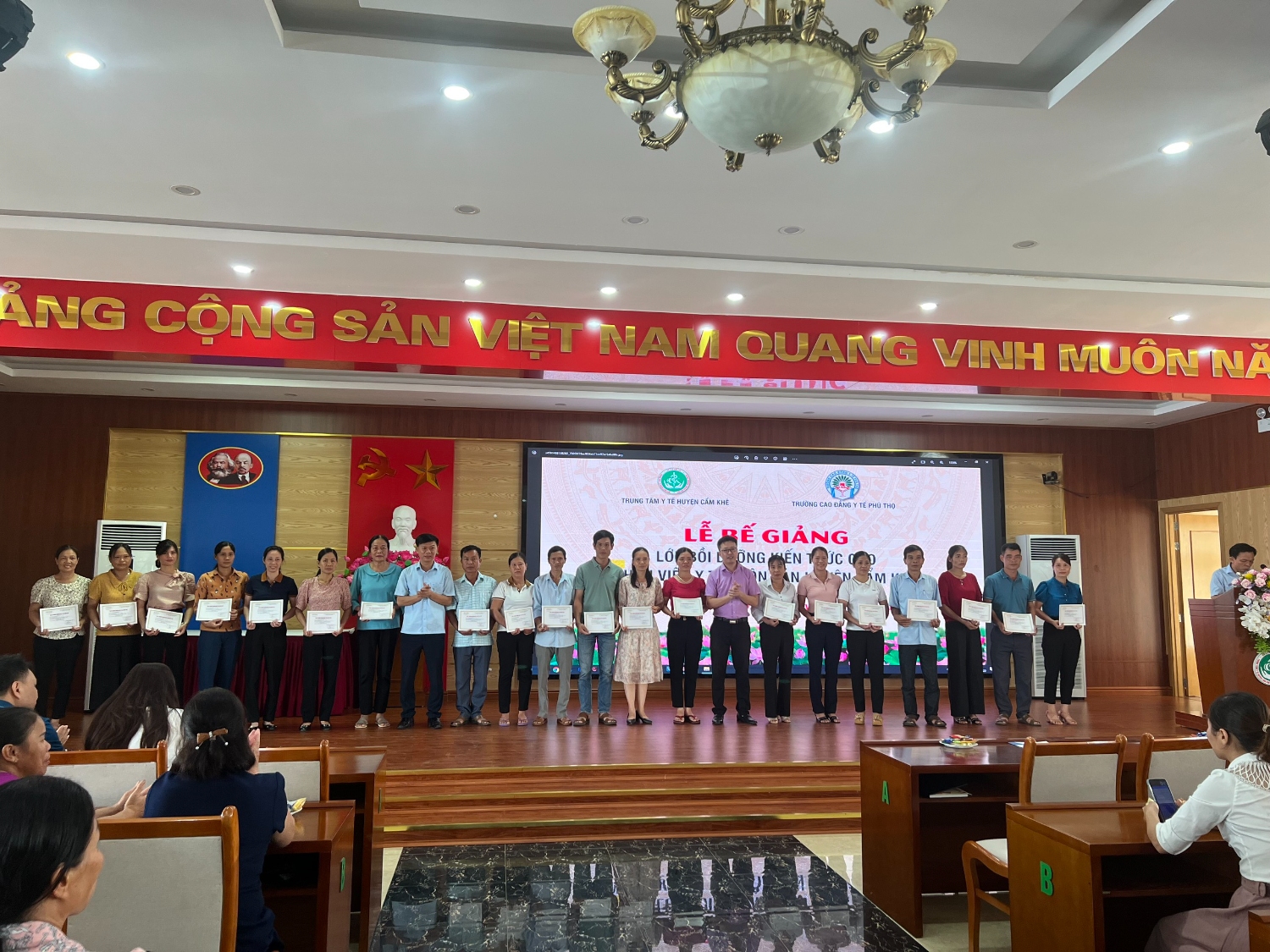 Bế giảng lớp đào tạo, bồi dưỡng kiến thức cho nhân viên y tế thôn bản