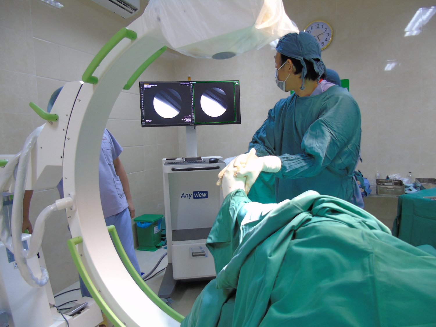 Bác sĩ kiểm tra bằng màn hình C.Arm trước khi đóng vết mổ
