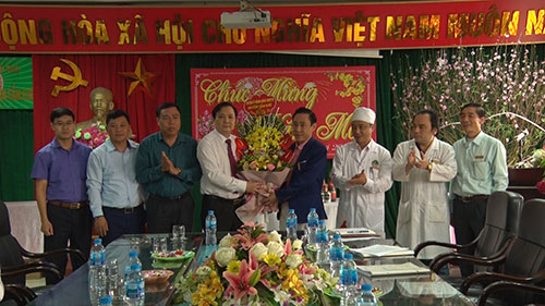 Lãnh đạo huyện Cẩm Khê chúc tết Trung tâm y tế huyện nhân dịp tết Nguyên Đán 2019